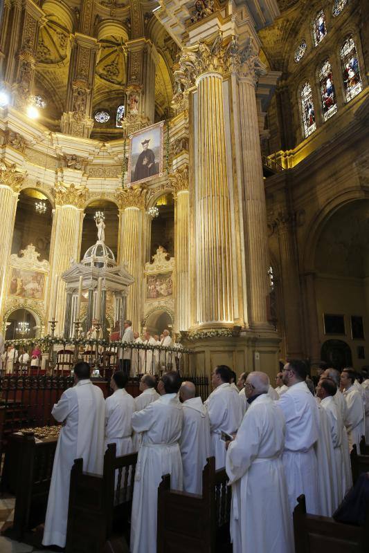 La capital vive un histórico acontecimiento. La previsión de lluvia desluce el seguimiento fuera de la basílica, donde hay numerosas sillas vacías