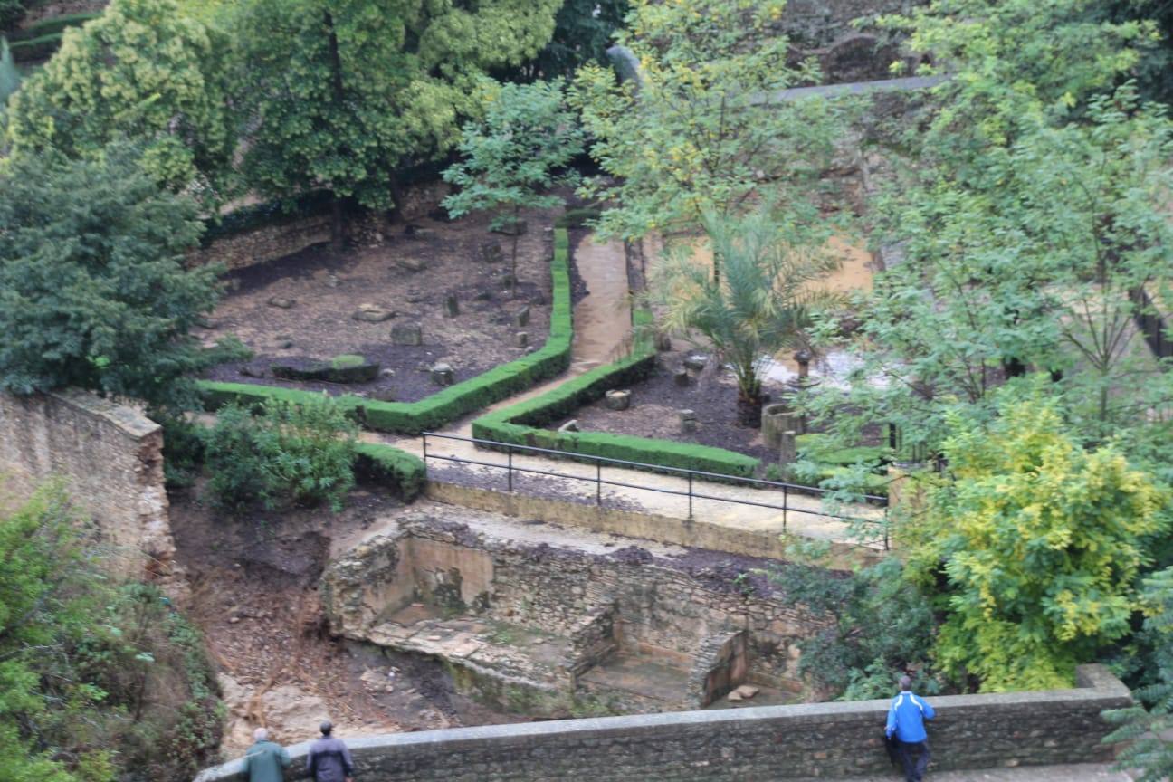 Imágenes de los Baños Árabes, donde ha caído el muro, y la escarela de acceso