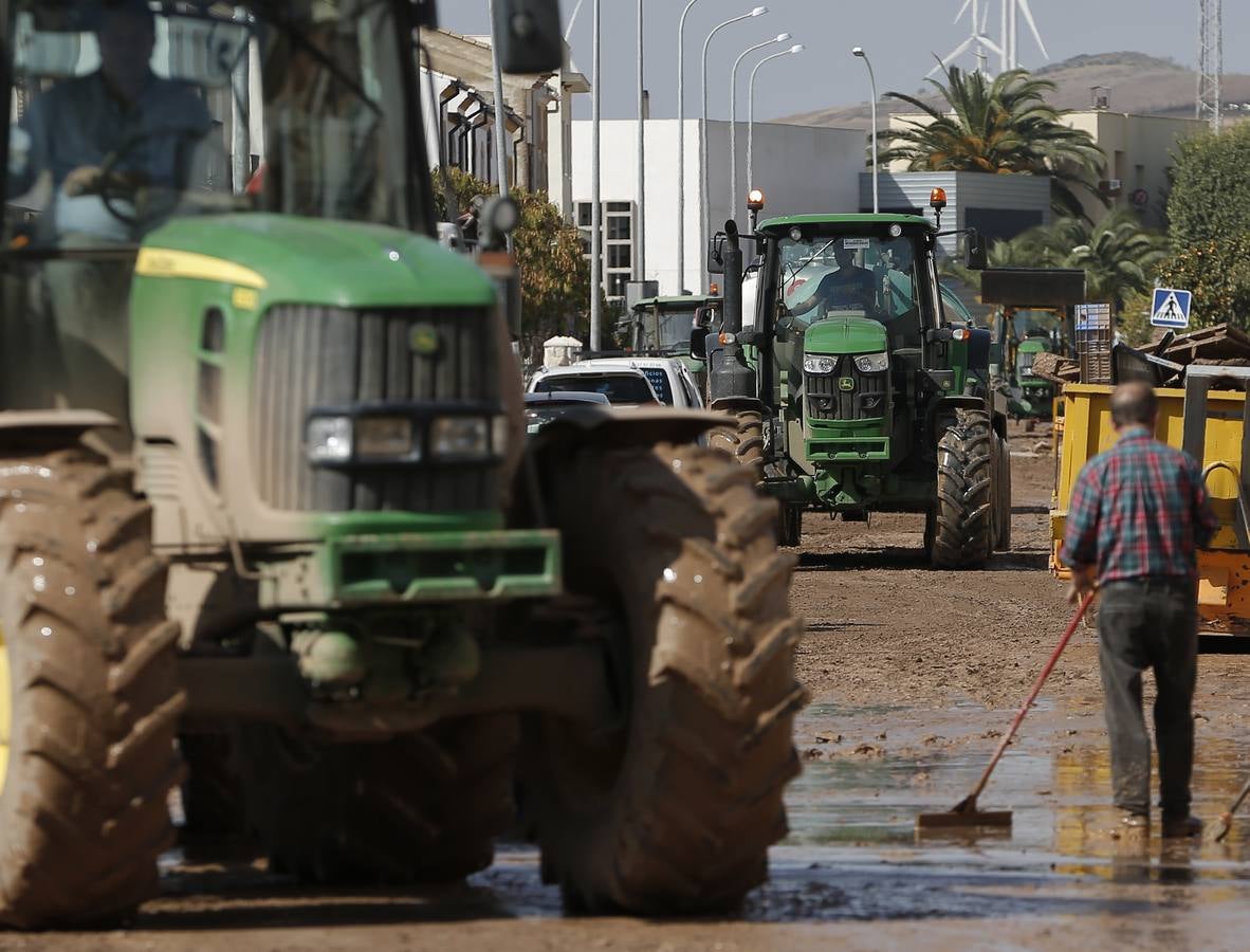 Tractores ayudando en la limpieza de Campillos.