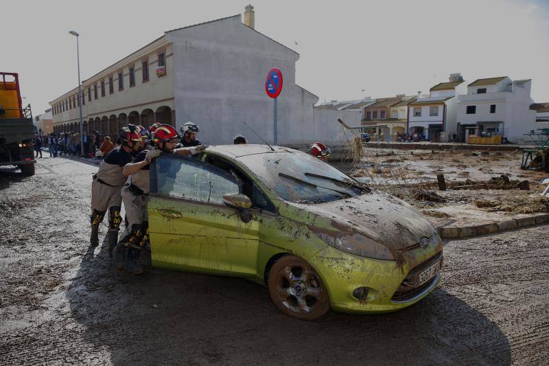 Labores de limpieza en Campillos tras la tromba, con la ayuda de la UME