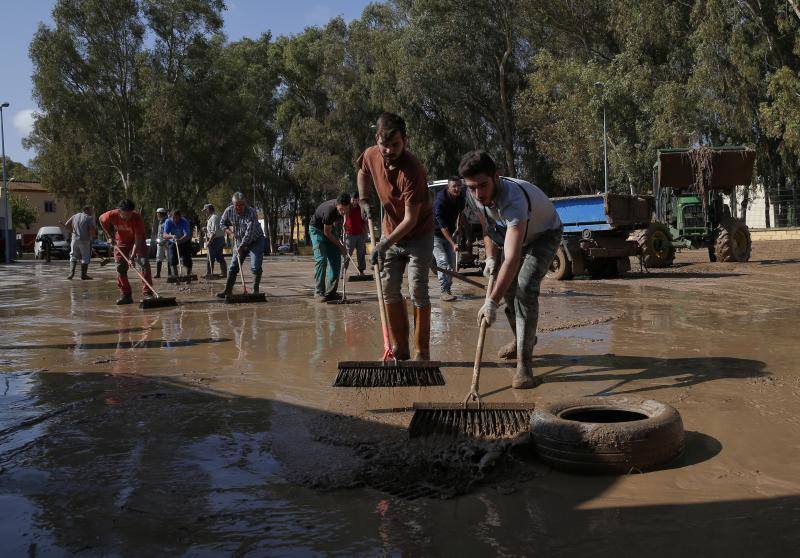 Labores de limpieza en Campillos tras la tromba, con la ayuda de la UME