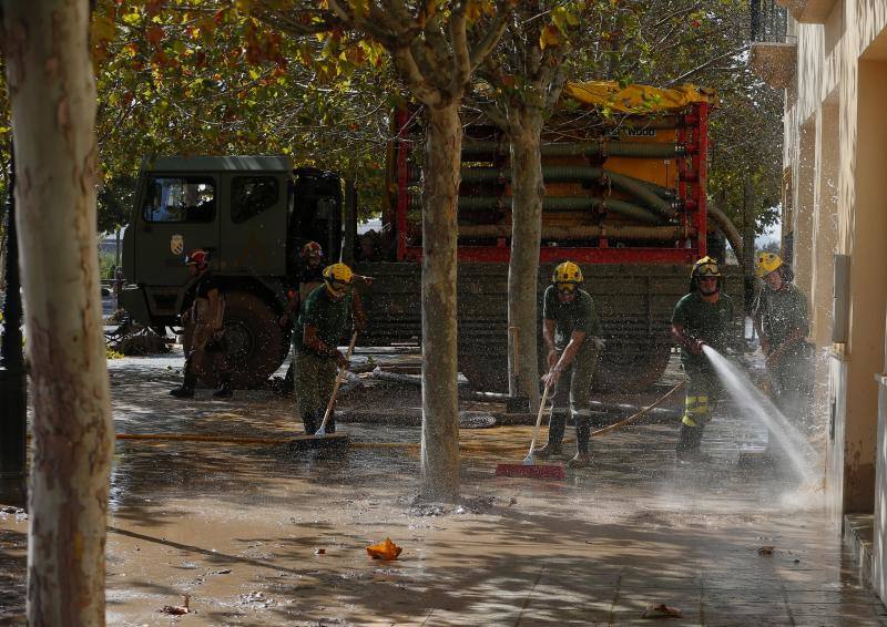 Labores de limpieza en Campillos tras la tromba, con la ayuda de la UME