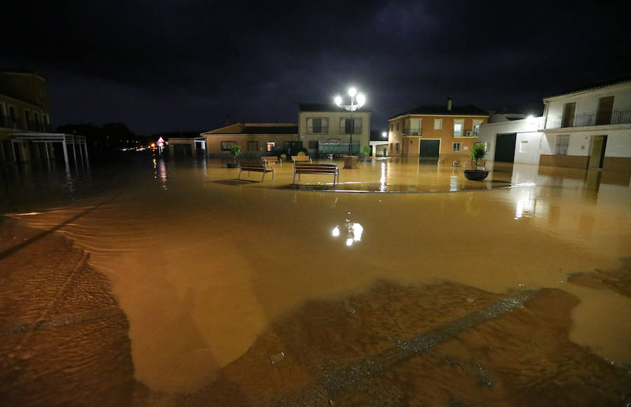 Bobadilla, Campillos, Teba, Casarabonela, Ardales y Estepona se llevan lo peor de la alerta roja que ha dejado registros históricos