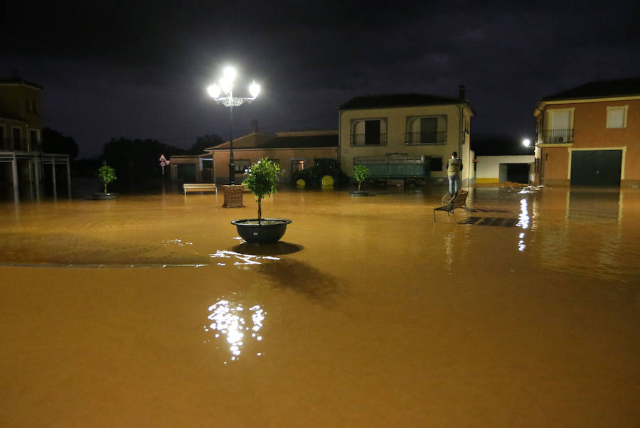 Bobadilla, Campillos, Teba, Casarabonela, Ardales y Estepona se llevan lo peor de la alerta roja que ha dejado registros históricos