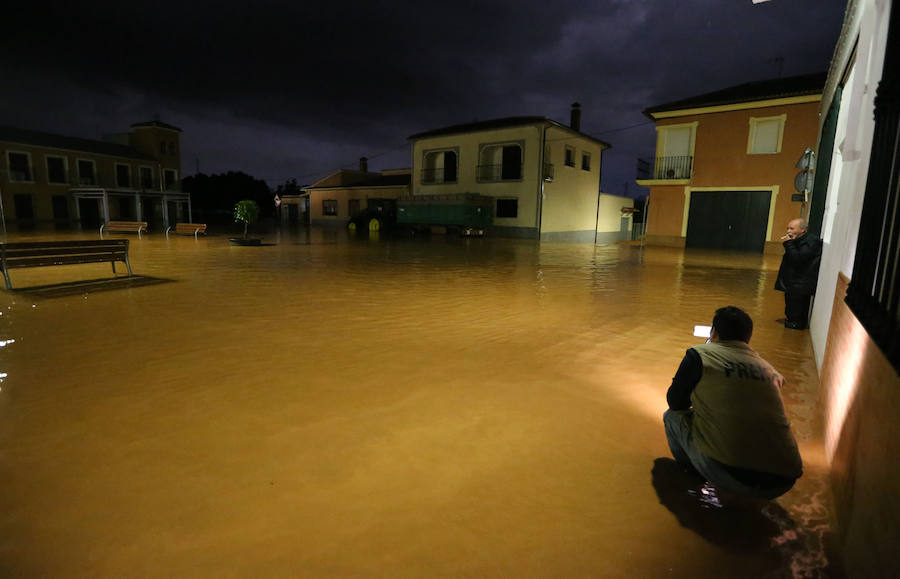 Bobadilla, Campillos, Teba, Casarabonela, Ardales y Estepona se llevan lo peor de la alerta roja que ha dejado registros históricos