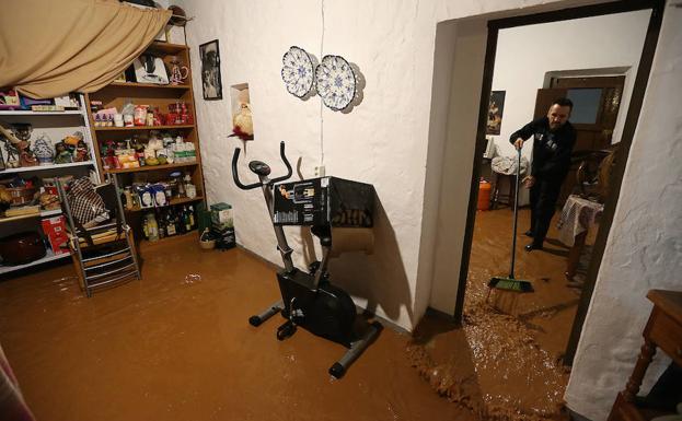 La familia Pérez-Díaz, de Bobadilla Estación, pasó toda la noche achicando agua de su casa. 