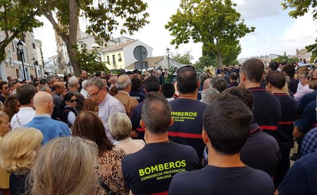 Cientos de personas se congregaron a las puertas de la iglesia.