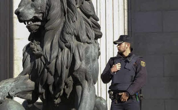 Agente de la UIP vigila la entrada del Congreso de los Diputados.