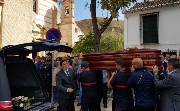 Momento de la llegada del féretro a la iglesia. 