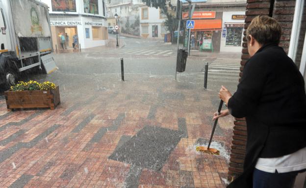 Calles anegadas, un coche atrapado y un colegio afectado en Marbella por la lluvia