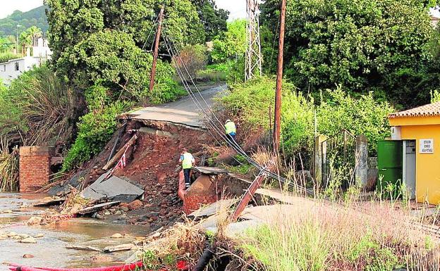 El tramo de carretera que se llevó el río Padrón.