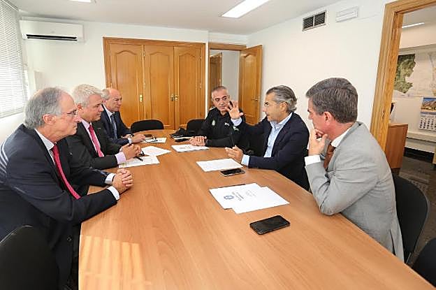Reunión del edil José Eduardo Díaz con el jefe de la Policía Local y representantes del CIT y AEHCOS.