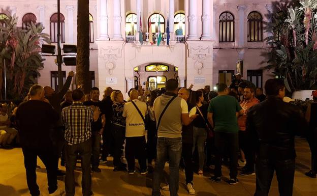 Trabajadores de Limasa a puertas del Ayuntamiento. 