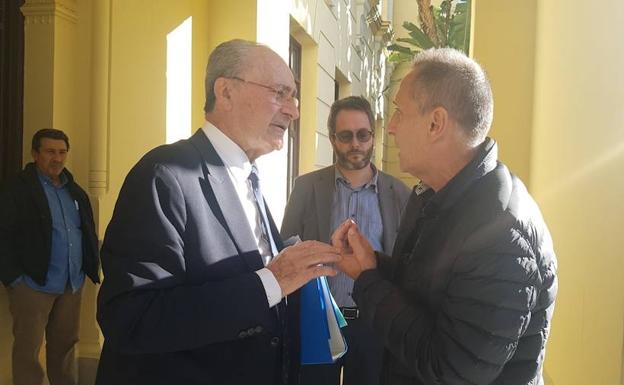 El alcalde conversa con el presidente del comité de Limasa, Manuel Belmonte, antes del inicio del pleno.