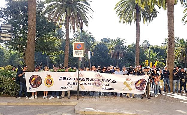 Miembros de Jusapol, en las puertas del Ayuntamiento. 
