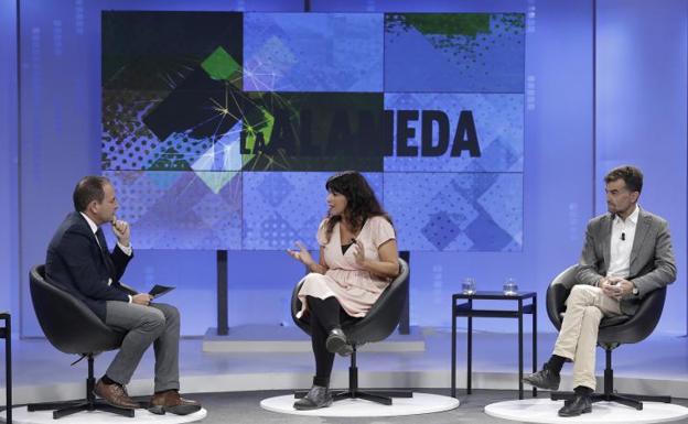 Teresa Rodríguez y Antonio Maíllo, en un momento de la entrevista con Manuel Castillo. 