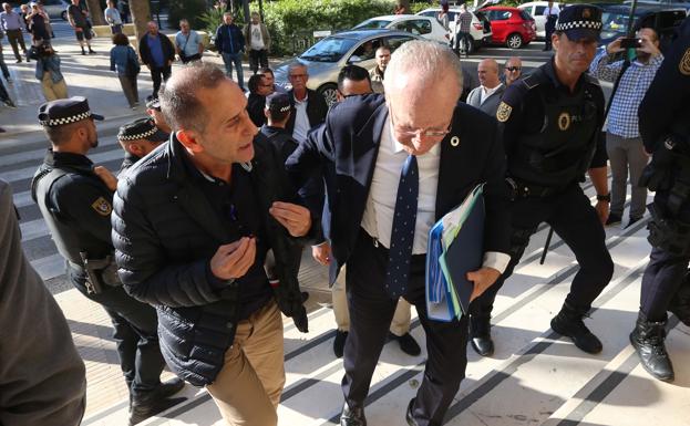 Belmonte y De la Torre, ayer, a la entrada al Ayuntamiento.