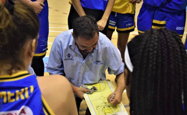 Francis Trujillo da instrucciones a sus jugadoras durante el encuentro. 