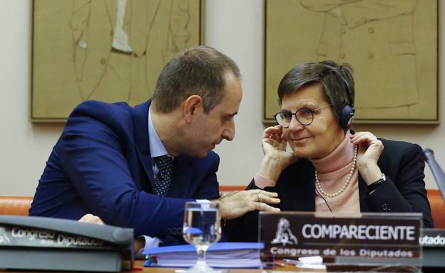 La presidenta de la Junta Única de Resolución (JUR), Elke König, comparece en el Congreso en diciembre pasado.