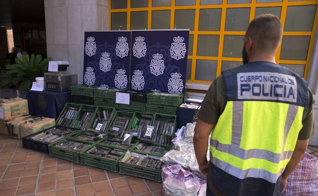 Imagen principal - Golpe a la organización que ocultaba cocaína entre tofu, crema de avellanas y comida congelada. La Guardia Civil encontró hachís entre toneladas de cebolla en Almogía. La policía detectó que una red enviaba hachís de Marruecos a Málaga entre cajas de sardinas 
