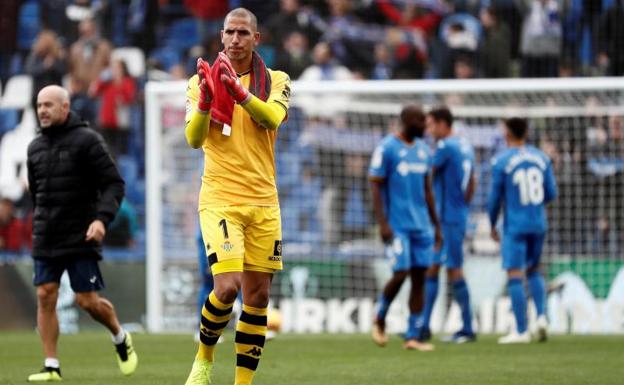 El portero del Real Betis, Joel Robles, aplaude tras el partido. Efe