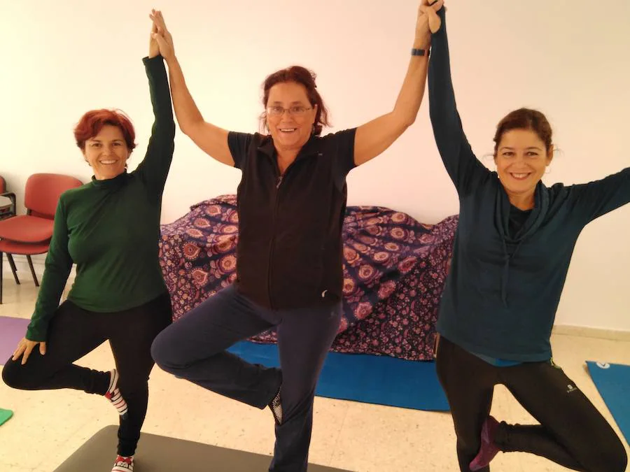 Los Bancos del Tiempo organizan una jornada de puertas abiertas. En la foto, María Pareja, Rosa González e Isabel López, en el taller de yoga.