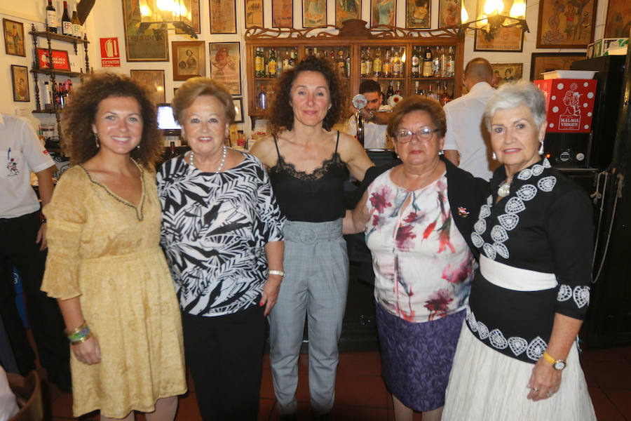 El Pimpi acoge una cena de gala a beneficio de la Asociación de Personas con Alzheimer. En la foto, integrantes de la ‘Asociación Camino para Renacer’.