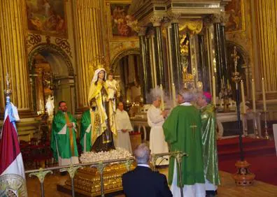 Imagen secundaria 1 - Dos momentos de la eucaristía en la Catedral y la imagen por Muelle Uno. 