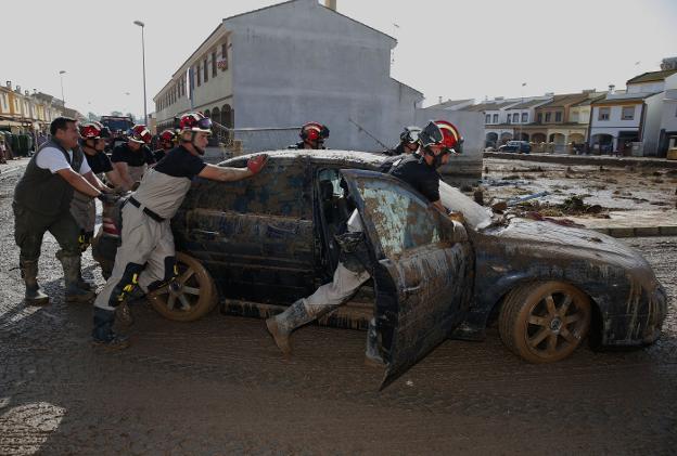 Efectivos de la Unidad Militar de Emergencias intervienen en Campillos. 