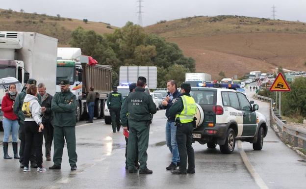 Imagen principal - Vecinos afectados por el temporal cortan la carretera de Ronda en protesta por la falta de respuesta del Gobierno