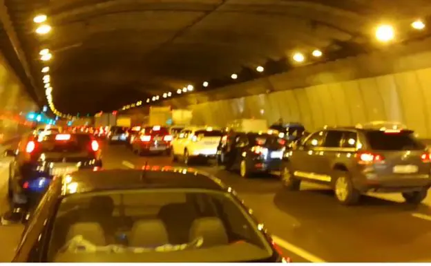 Un coche averiado obligar a cerrar al tráfico el túnel de Churriana en la A-7