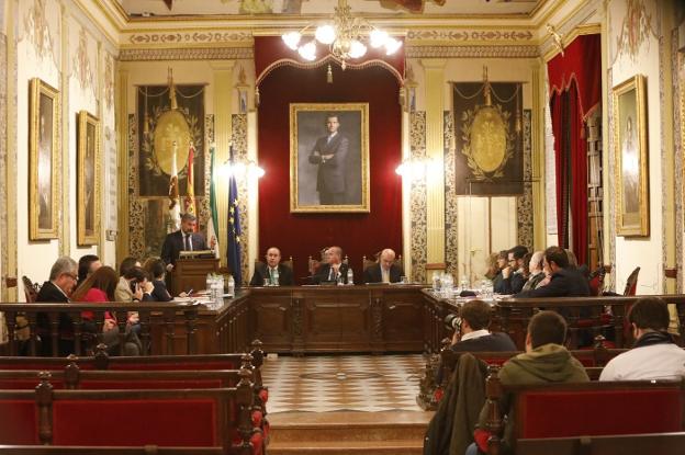 Un momento del pleno celebrado ayer en el Ayuntamiento de Antequera. 