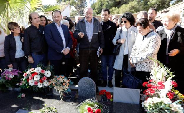 El ministro Ábalos (3º por la izquierda) durante su visita al cementerio de Paterna.