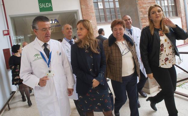 Emiliano Nuevo, Marina Álvarez, Francisca Antón y Ana Isabel González, hoy en el Hospital Civil. 