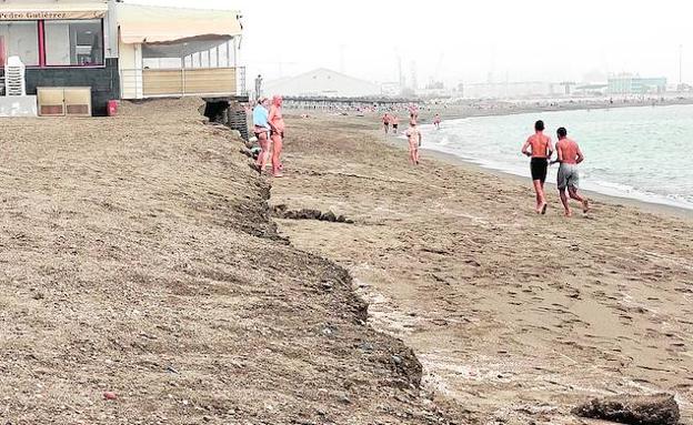 Estado en el que quedó la playa de San Andrés, en Huelin, tras los temporales de finales de verano. 