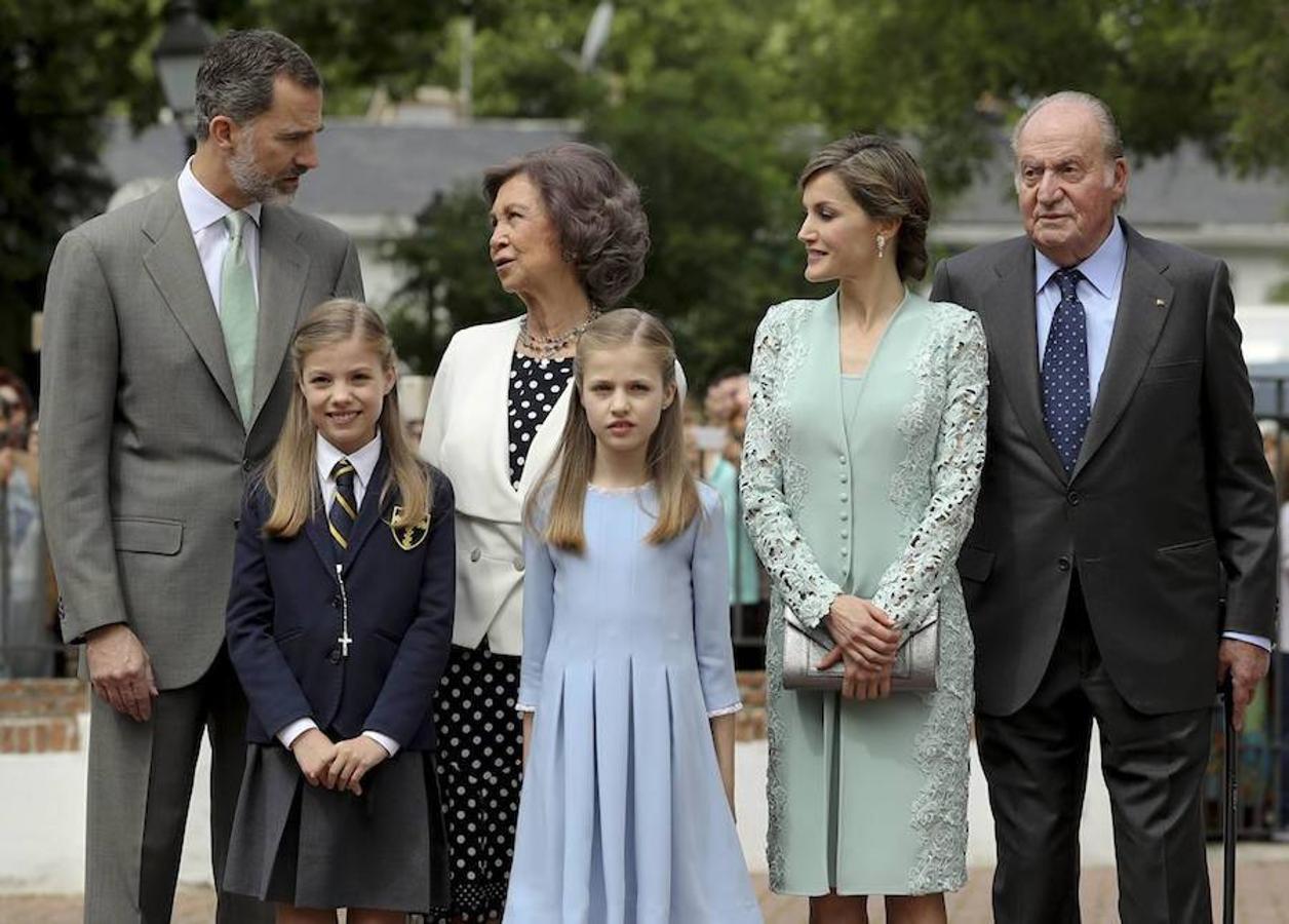 El Rey Felipe VI posa junto a la Reina Letizia, sus hijas —la princesa Leonor y la infanta Sofía— y los Reyes eméritos, Juan Carlos de Borbón y Sofía de Grecia.