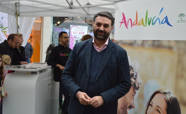 El consejero de Turismo, en el expositor de Andalucía en la WTM del pasado año.