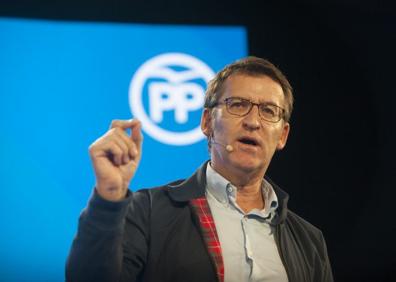 Imagen secundaria 1 - Arriba, Juanma Moreno junto a Teodoro García Egea y Alberto Núñez Feijóo. Abajo, Núñez Feijóo, a la izquierda, y García Egea, a la derecha, durante sus intervenciones.