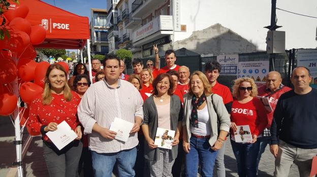 Los socialistas, ayer, durante el reparto de información en San Pedro. 