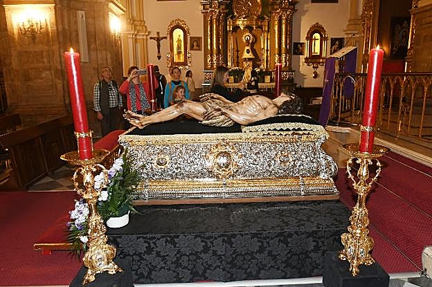 El catafalco donde reposa la talla del Yacente en los actos solemnes ha sido restaurado por un taller de Lucena, al igual que los hachones.