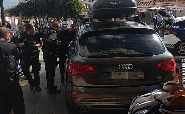 Agentes de la Policía Local, durante el rescate. 