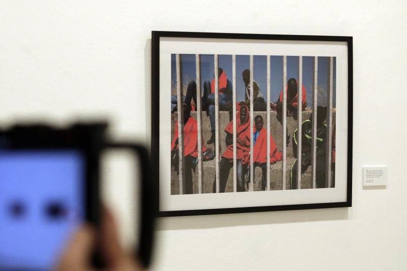 Los fotógrafos Emilio Morenatti y Manu Brabo reúnen su trabajo sobre los migrantes en esta exposición en Málaga 