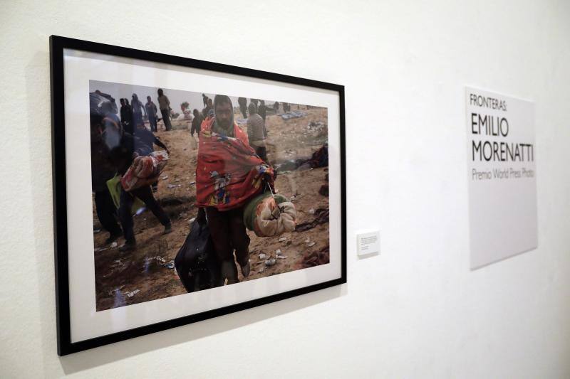 Los fotógrafos Emilio Morenatti y Manu Brabo reúnen su trabajo sobre los migrantes en esta exposición en Málaga 