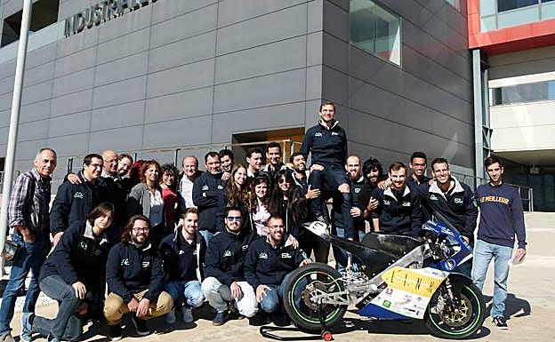 El equipo UMA Racing Team, con la moto ganadora, en la Escuela de Ingenierías Industriales de la UMA.