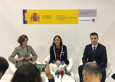 Imagen secundaria 1 - Arriba, José Ortiz, Juan Carlos Maldonado, Rosa Arrabal, Víctor Navas y Alejandro Herrero. Abajo, la ministra Reyes Maroto, en el centro, con la Secretaria de Estado de Turismo y el director general de Turespaña. Y una joven reparte ejemplares del City AM con la edición especial de SUR in English para la WTMen el metro