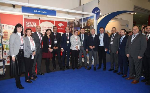 Elías Bendodo, Margarita del Cid, Jacobo Florido, Pablo Atencia y Santiago R. Gómez-Villares, con directivos y personal de SUR y SUR in English, en el expositor del periódico.