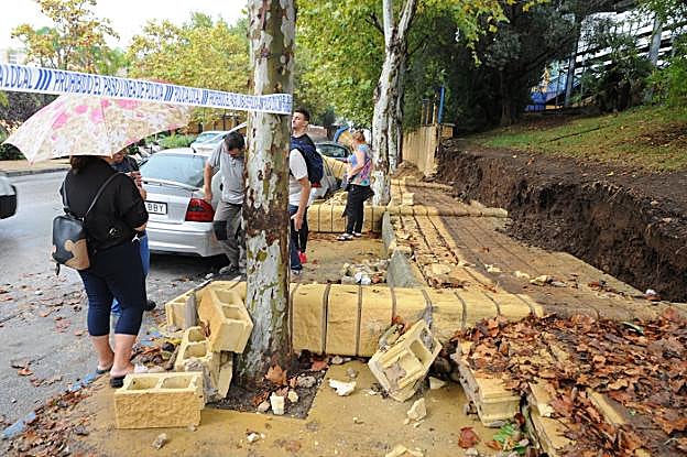 El muro del recinto deportivo de Arroyo Primero se desplomó con el temporal.