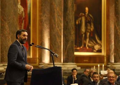 Imagen secundaria 1 - Arriba, José Luis Romero, Fernando Ríos, Reyes Maroto, Manuel Castillo, Javier Fernández, Elías Bendodo y Pablo González, momentos antes de iniciarse el acto. Abajo, Javier Fernández y Elías Bendodo.