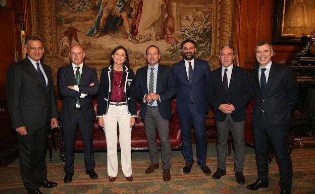 Imagen principal - Arriba, José Luis Romero, Fernando Ríos, Reyes Maroto, Manuel Castillo, Javier Fernández, Elías Bendodo y Pablo González, momentos antes de iniciarse el acto. Abajo, Javier Fernández y Elías Bendodo.