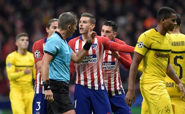 Lucas Hernández, con Giménez tras él, protesta al árbitro durante el Atlético-Dortmund. 